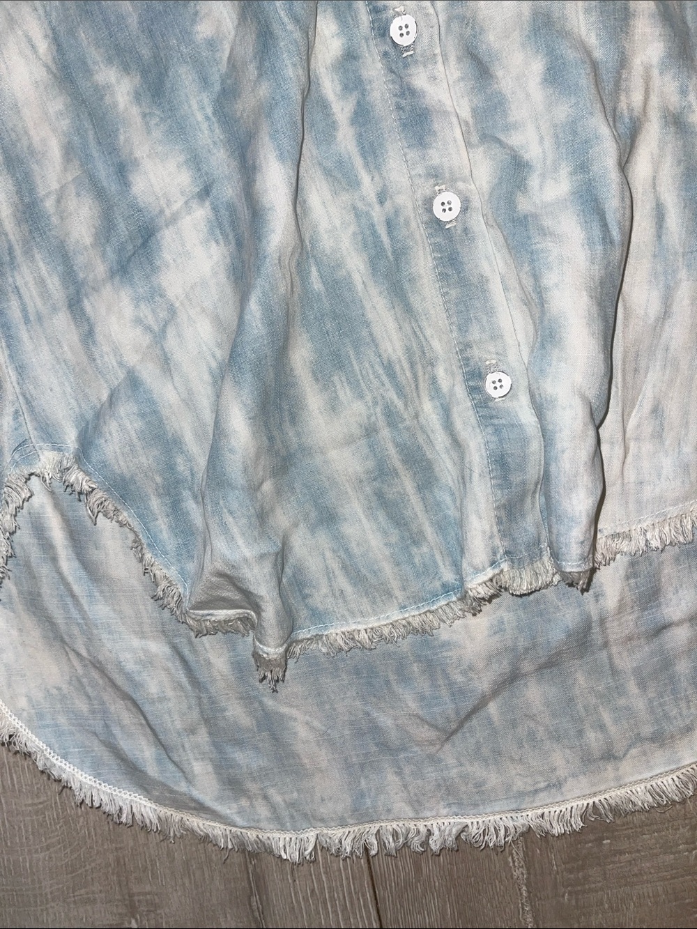 Bella Dahl Light Blue Tie-Dye Button-Up Shirt with fray detail XS- never worn! - Picture 6 of 9